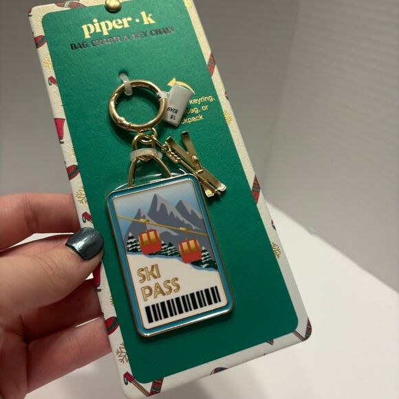 Piper K Gold Tone Ski Pass with Pair of Skis Gondola NWT Bag Charm Keychain - Picture 3 of 3